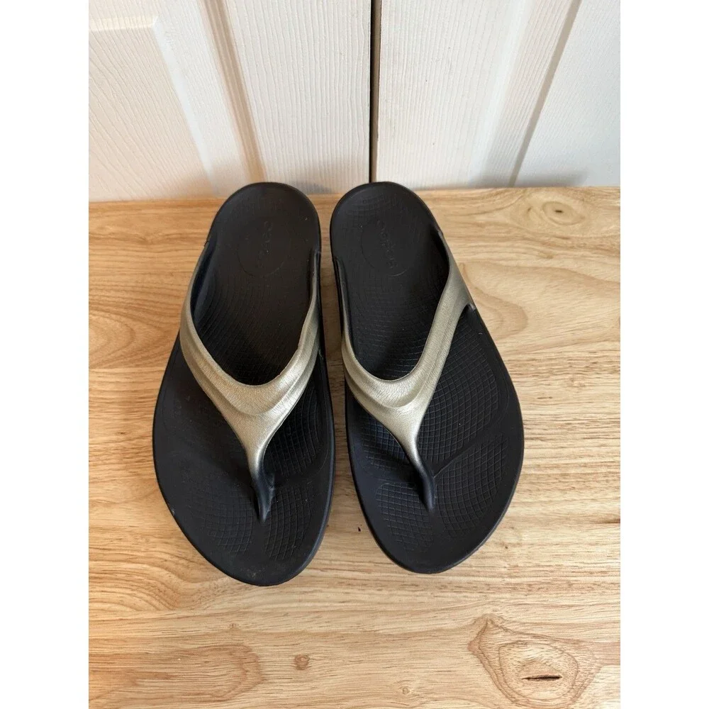 Oofos OOlala Recovery Sandals Black Metallic Champagne Gold Flip Flops Womens 8
